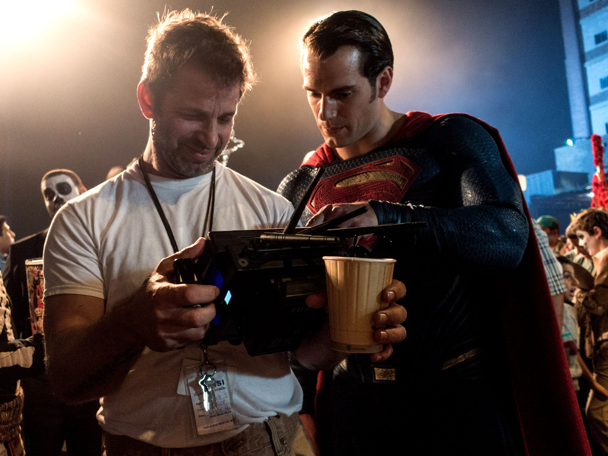 Zack Snyder: Film DC Gak Bisa Seperti Marvel!